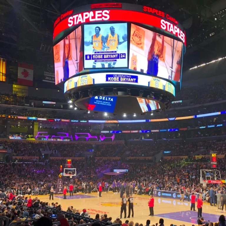 Kükreme Sunulan: Stadyum LED'i Dönüştürme masa tenis stadyumlarını ve hokey alanlarını gösteriyor